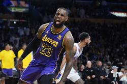 爱游戏入口-湖人翻盘美国男篮，詹姆斯一己之力扛起全队的简单介绍