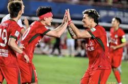 爱游戏在线-双方球队在场上如火如荼，势均力敌