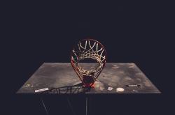 AYX体育赛事-利拉德终场绝杀封神，活塞决胜局力克骑士晋级