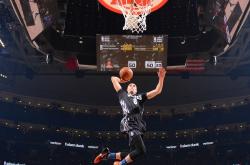 爱游戏大厅-戈贝尔统治禁区如天降铁闸，篮网末节强压黄蜂提前终结悬念