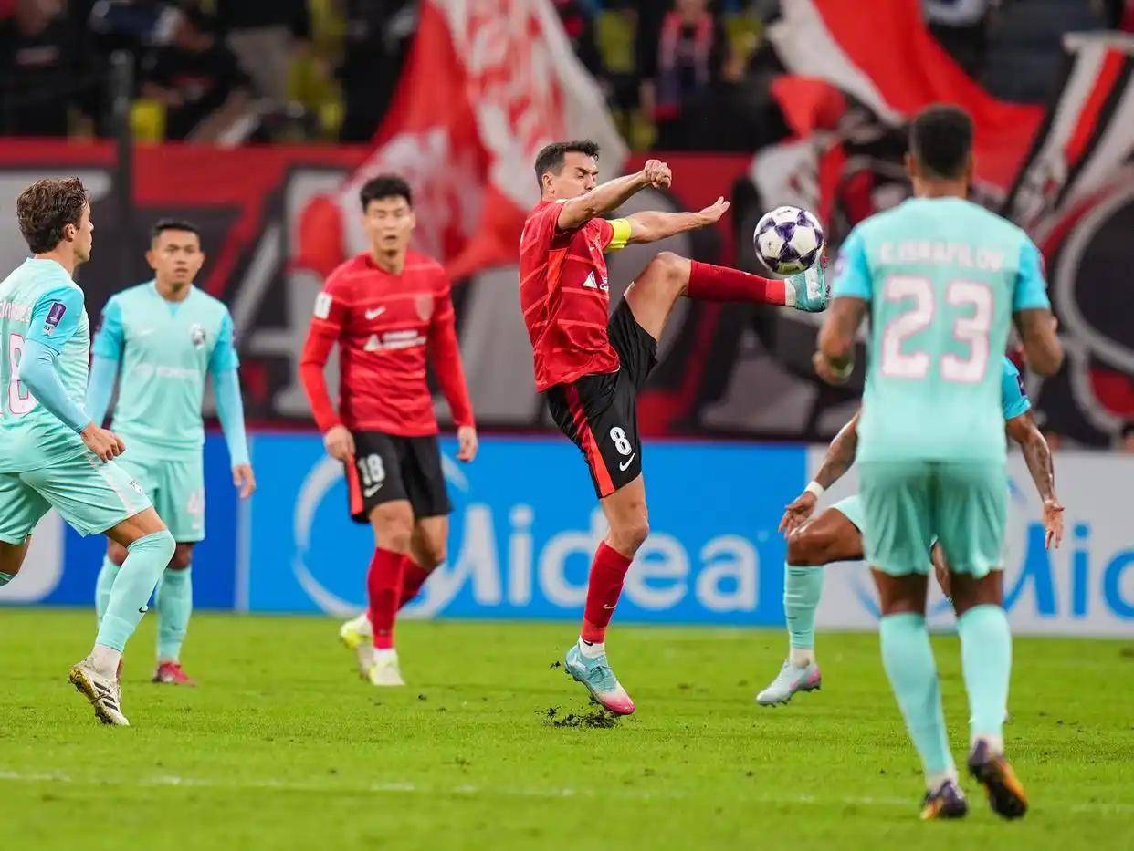 哈尔滨足球队在亚冠赛场上表现不佳