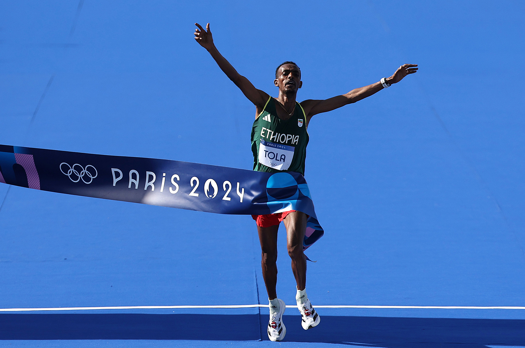 肯尼亚选手在田径比赛中获得铜牌