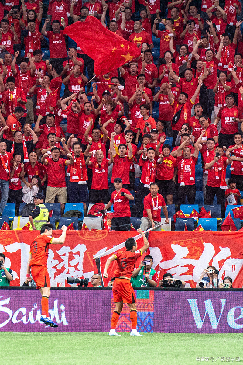 足球联赛热浪席卷，球迷热情高涨的简单介绍