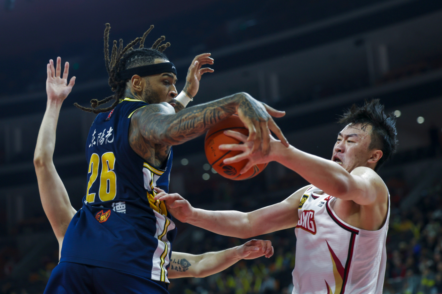 球员实力对决，球队势均力敌，场面上演激烈交锋的简单介绍