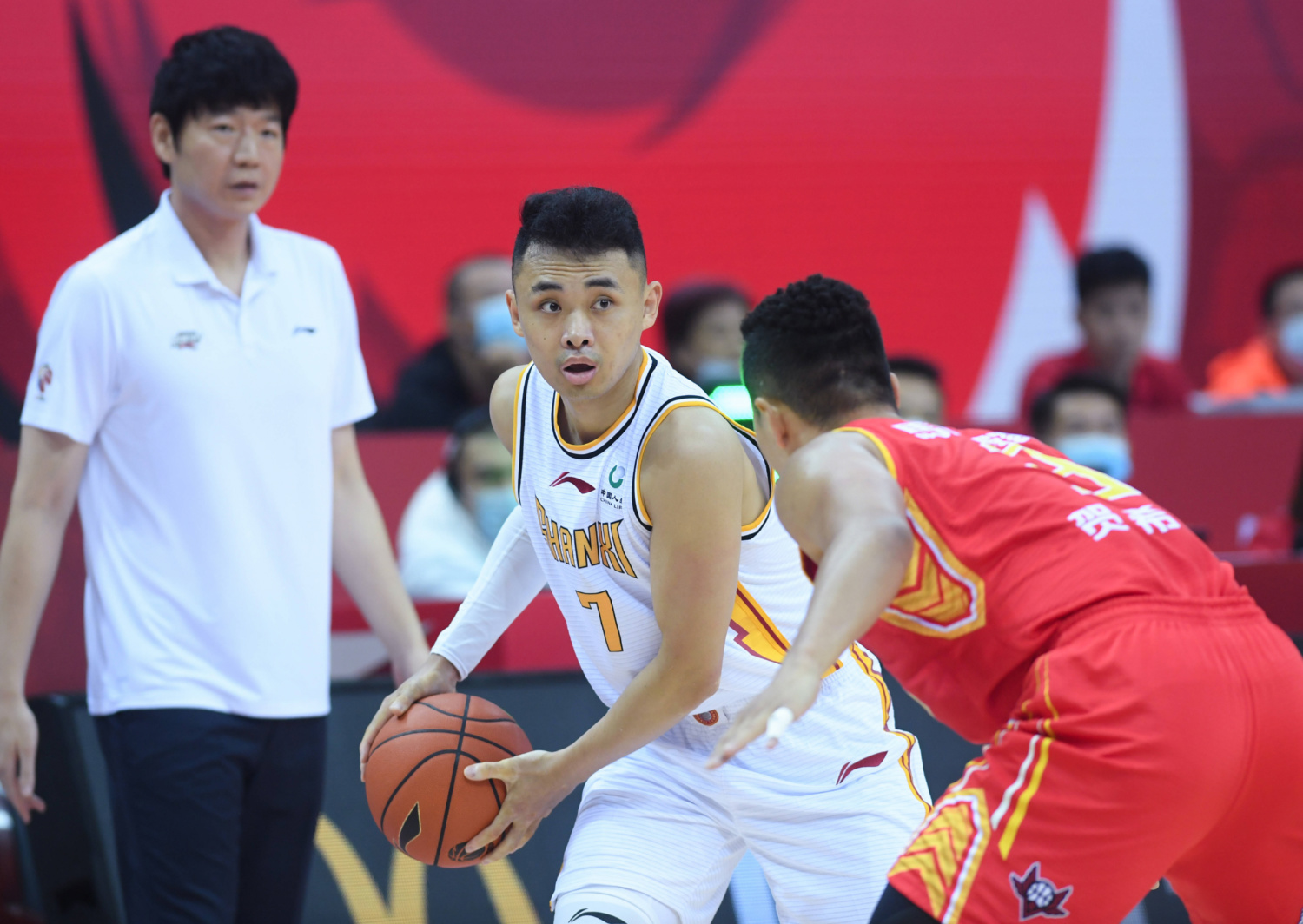 山西队险胜马刺,克莱点燃赛场 山西队险胜马刺,克莱点燃赛场