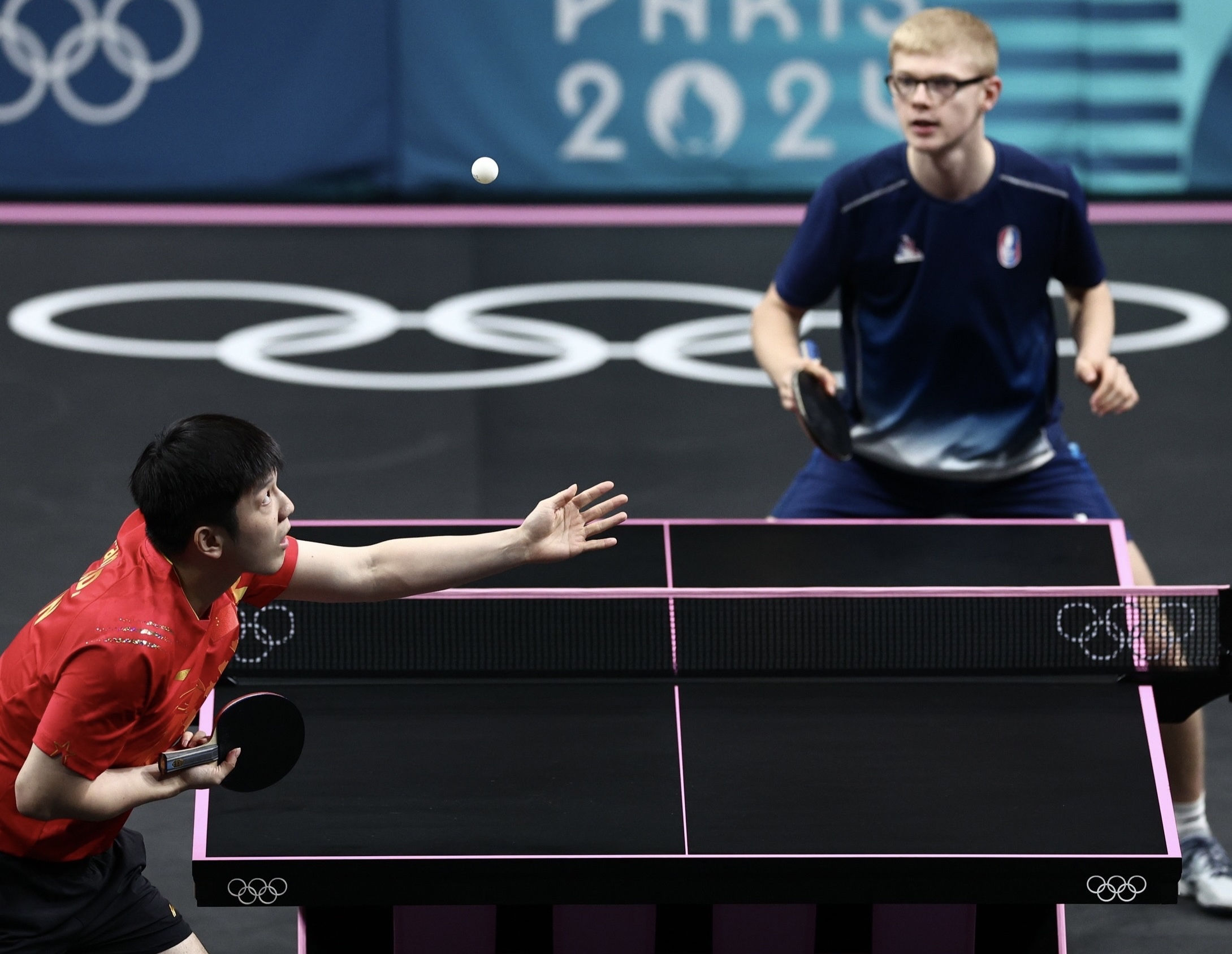 包含日本乒乓球队鏖战法国乒乓球队，樊振东关键制胜的词条