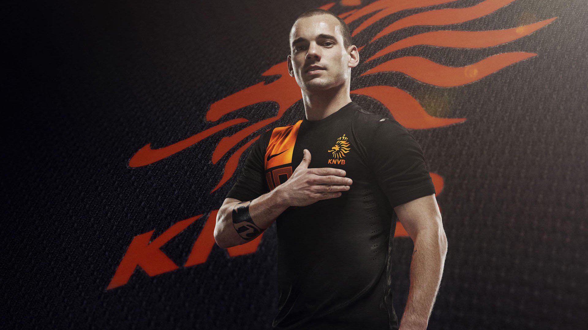 F1新赛季揭幕战之夜，哈弗茨关键时刻站出来，当赛道轰鸣遇见绿茵传奇