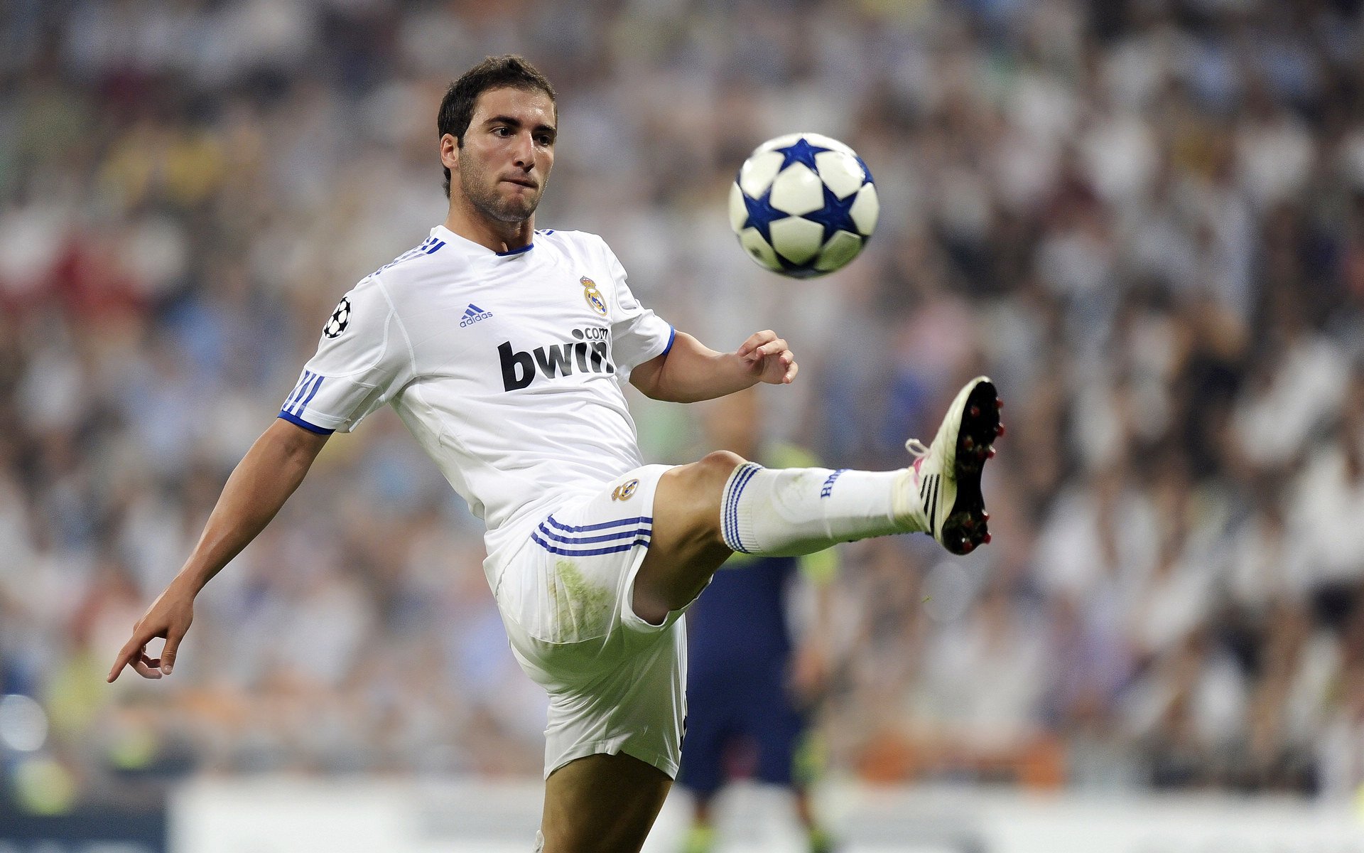 戈贝尔统治禁区如天降铁闸，篮网末节强压黄蜂提前终结悬念