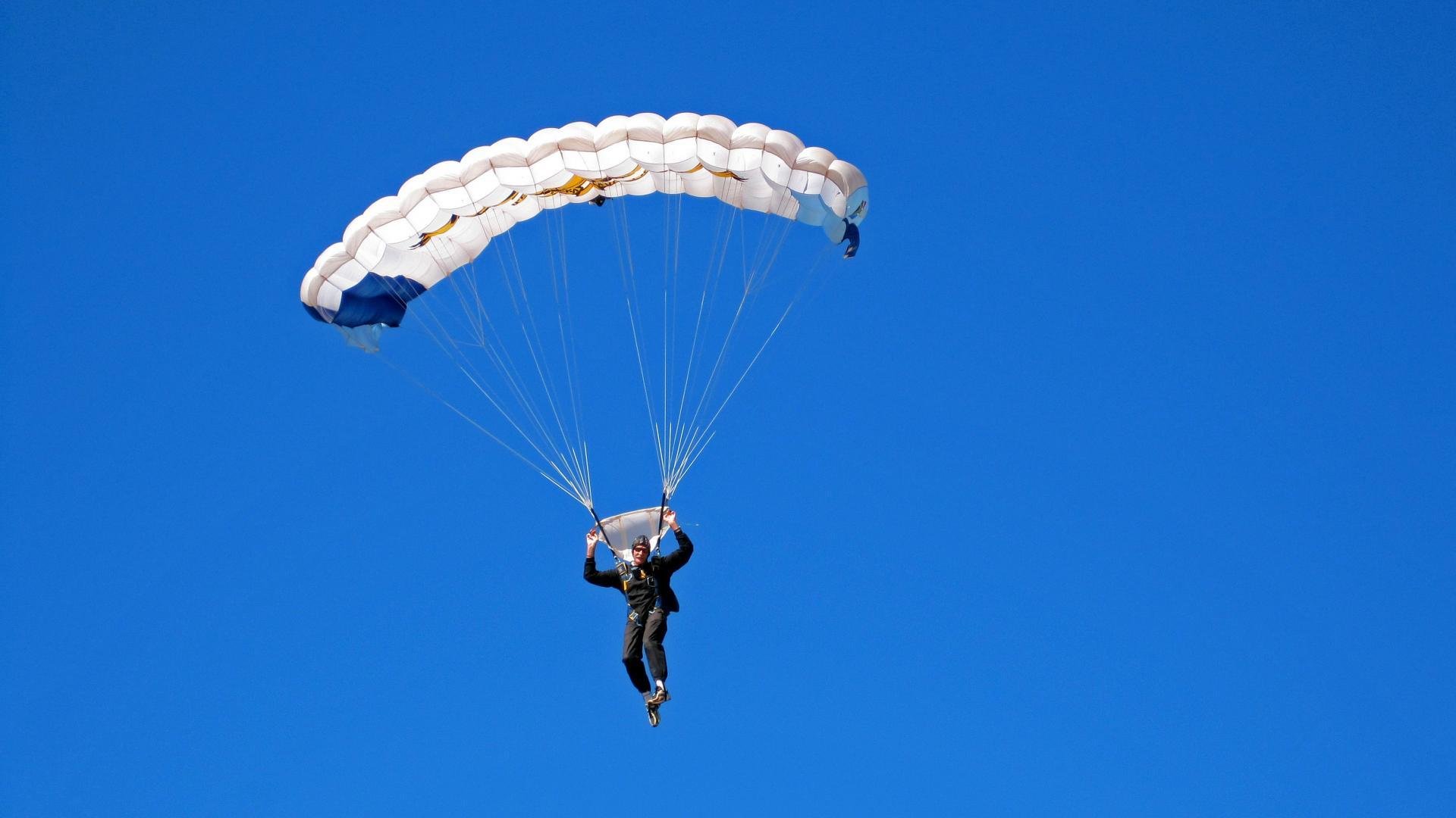 当跨界叙事相遇，火箭提前升空终结悬念，德罗赞在F1赛道接管年度争冠